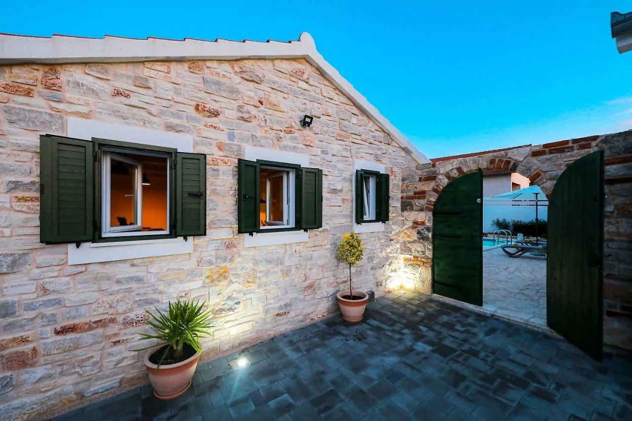 Holiday Home Ikka With Swimming Pool Pridraga 0*,